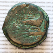 MOEDA ASSE “AS” BRONZE DA REPÚBLICA ROMANA FAMÍLIA “ATILIA” (ANO 148 a.C.) “M. ATILIUS SARANUS” LEGENDA (M ATILI / ROMA)