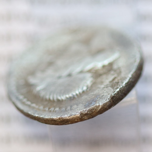 MOEDA DENÁRIO PRATA DA REPÚBLICA ROMANA FAMÍLIA “CALPURNIA” (ANO 90 a.C. a 89 a.C.) LEGENDA (L PISO FRVG / A)