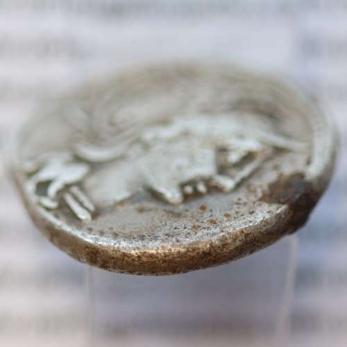 MOEDA DENÁRIO PRATA DA REPÚBLICA ROMANA FAMÍLIA “CLAUDIA” (ANO 110 a.C. a 109 a.C.) “C. CLAUDIUS PULCHER” LEGENDA (C. PVLCHER.)