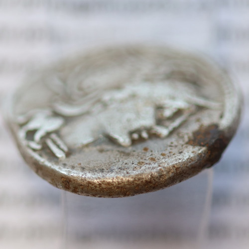 MOEDA DENÁRIO PRATA DA REPÚBLICA ROMANA FAMÍLIA “CLAUDIA” (ANO 110 a.C. a 109 a.C.) “C. CLAUDIUS PULCHER” LEGENDA (C. PVLCHER.)