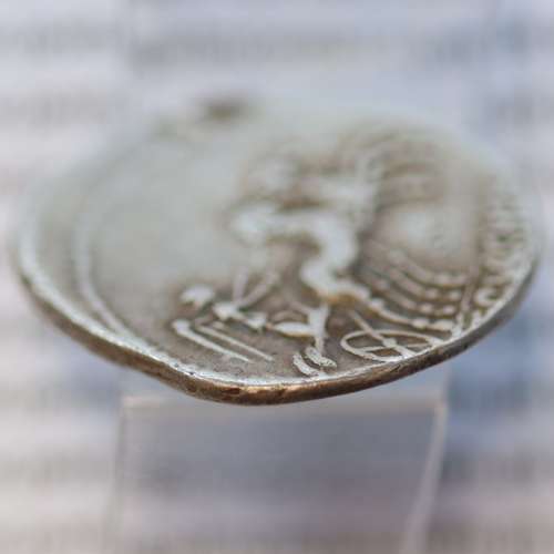 MOEDA DENÁRIO PRATA DA REPÚBLICA ROMANA FAMÍLIA “CLAUDIA” (ANO 110 a.C. a 109 a.C.) “C. CLAUDIUS PULCHER” LEGENDA (C. PVLCHER.)
