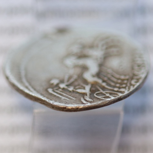 MOEDA DENÁRIO PRATA DA REPÚBLICA ROMANA FAMÍLIA “CLAUDIA” (ANO 110 a.C. a 109 a.C.) “C. CLAUDIUS PULCHER” LEGENDA (C. PVLCHER.)