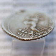 MOEDA DENÁRIO PRATA DA REPÚBLICA ROMANA FAMÍLIA “CLAUDIA” (ANO 110 a.C. a 109 a.C.) “C. CLAUDIUS PULCHER” LEGENDA (C. PVLCHER.)