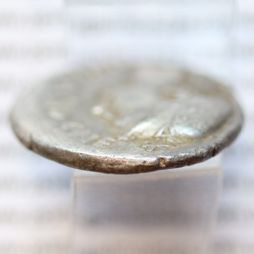 MOEDA DENÁRIO PRATA DA REPÚBLICA ROMANA FAMÍLIA “CORNELIA” (ANO 112 a.C. a 111 a.C.) LEGENDA (CN. BLASIO. CN. F / ROMA.)