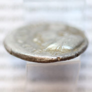 MOEDA DENÁRIO PRATA DA REPÚBLICA ROMANA FAMÍLIA “CORNELIA” (ANO 112 a.C. a 111 a.C.) LEGENDA (CN. BLASIO. CN. F / ROMA.)