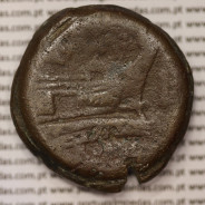MOEDA ASSE “AS” BRONZE DA REPÚBLICA ROMANA FAMÍLIA “MAIANIA” (ANO 153 a.C.) “C. MAIANIUS” LEGENDA (C MAIANI / ROMA)