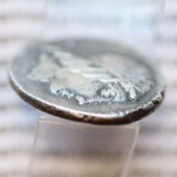 MOEDA DENÁRIO PRATA DA REPÚBLICA ROMANA FAMÍLIA “MARCIA” (ANO 88 a.C.) “CAIUS MARCIUS CENSORINUS” LEGENDA (C. CENSORI / II)