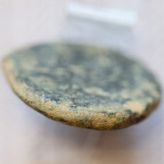 MOEDA ASSE “AS” BRONZE DA REPÚBLICA ROMANA FAMÍLIA “MATIENA” (ANO 179 a.C. a 170 a.C.) “MATIENUS” LEGENDA (MA / ROMA)