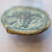 MOEDA ASSE “AS” BRONZE DA REPÚBLICA ROMANA FAMÍLIA “MATIENA” (ANO 179 a.C. a 170 a.C.) “MATIENUS” LEGENDA (MA / ROMA)