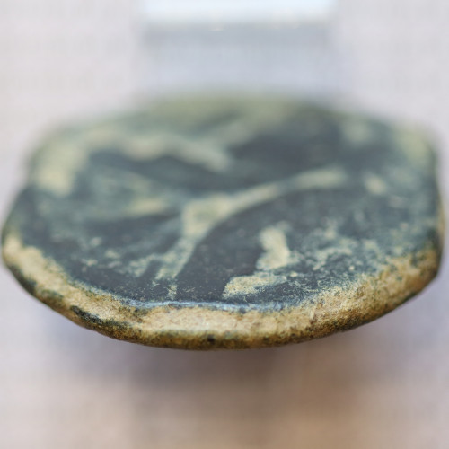 MOEDA ASSE “AS” BRONZE DA REPÚBLICA ROMANA FAMÍLIA “POMPEIA” (ANO 45 a.C.) “CNAEUS POMPEY JUNIOR” LEGENDA (CN MAG)