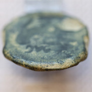MOEDA ASSE “AS” BRONZE DA REPÚBLICA ROMANA FAMÍLIA “POMPEIA” (ANO 45 a.C.) “CNAEUS POMPEY JUNIOR” LEGENDA (CN MAG)