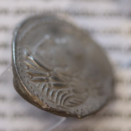 MOEDA DENÁRIO PRATA DA REPÚBLICA ROMANA FAMÍLIA “VIBIA” (ANO 90 a.C.) “C. VIBIUS C. F. PANSA” LEGENDA (PANSA / C. VIBIVS. C. F.)
