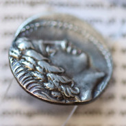 MOEDA DENÁRIO ANÓNIMO PRATA DA REPÚBLICA ROMANA  (86 a.C.) CABEÇA DE APOLO À DIREITA / JÚPITER EM QUADRIGA À DIREITA