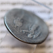 MOEDA VICTORIATUS EM PRATA DA REPUBLICA ROMANA FAMÍLIA ANÓNIMA (ANO 218 a.C. A 211 a.C.) CABEÇA LAUREADA DE JÚPITER  À DIREITA /