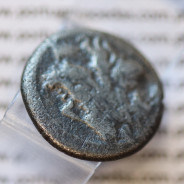 MOEDA VICTORIATUS EM PRATA DA REPUBLICA ROMANA FAMÍLIA ANÓNIMA (ANO 211 a.C.) CABEÇA  JÚPITER   VITÓRIA E TROFÉU DE COROAÇÃO.