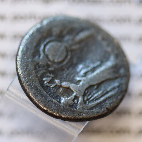MOEDA VICTORIATUS EM PRATA DA REPUBLICA ROMANA FAMÍLIA ANÓNIMA (ANO 211 a.C.) CABEÇA  JÚPITER   VITÓRIA E TROFÉU DE COROAÇÃO.