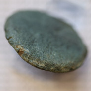 MOEDA ASSE “AS” BRONZE DA REPÚBLICA ROMANA FAMÍLIA “POMPEIA” (ANO 45 a.C.) “CNAEUS POMPEY JUNIOR” LEGENDA (CN MAG - IMP)