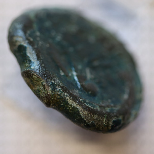 MOEDA ASSE “AS” BRONZE DA REPÚBLICA ROMANA FAMÍLIA “MAENIA” (ANO 189 a.C.  180 a.C.) “QUINTUS MAENIUS” LEGENDA (MAE / ROMA)