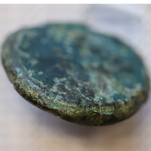 MOEDA ASSE “AS” BRONZE DA REPÚBLICA ROMANA FAMÍLIA “MAENIA” (ANO 189 a.C.  180 a.C.) “QUINTUS MAENIUS” LEGENDA (MAE / ROMA)