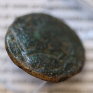 MOEDA TRIENS BRONZE ANÓNIMO DA REPÚBLICA ROMANA (ANO 217 a.C. A 215 a.C.) CABEÇA DE MINERVA COM CAPACETE / PROA / ROMA