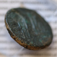 MOEDA TRIENS BRONZE ANÓNIMO DA REPÚBLICA ROMANA (ANO 217 a.C. A 215 a.C.) CABEÇA DE MINERVA COM CAPACETE / PROA / ROMA