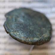 MOEDA TRIENS BRONZE ANÓNIMO DA REPÚBLICA ROMANA, CABEÇA DE ROMA COM CAPACETE / PROA / ROMA