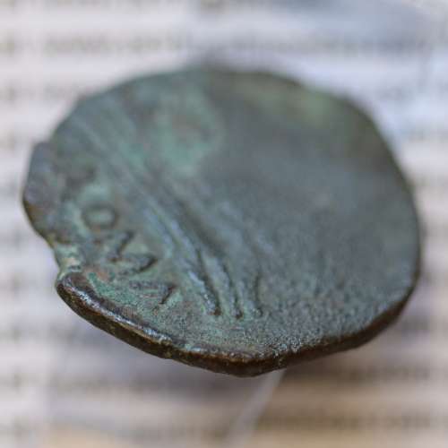 MOEDA TRIENS BRONZE ANÓNIMO DA REPÚBLICA ROMANA, CABEÇA DE ROMA COM CAPACETE / PROA / ROMA