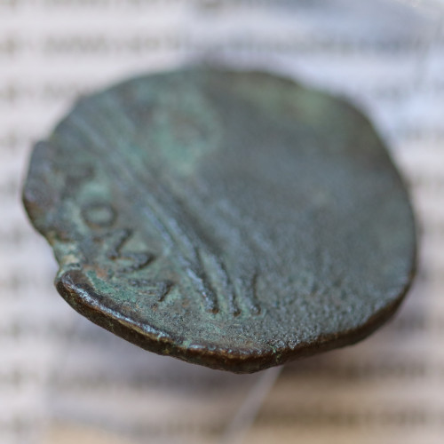 MOEDA TRIENS BRONZE ANÓNIMO DA REPÚBLICA ROMANA, CABEÇA DE ROMA COM CAPACETE / PROA / ROMA