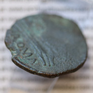 MOEDA TRIENS BRONZE ANÓNIMO DA REPÚBLICA ROMANA, CABEÇA DE ROMA COM CAPACETE / PROA / ROMA