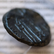 MOEDA TRIENS BRONZE ANÓNIMO DA REPÚBLICA ROMANA (ANO 217 a.C. A 215 a.C.) CABEÇA DE MINERVA COM CAPACETE / PROA / ROMA
