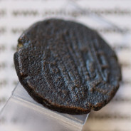 MOEDA QUADRANS BRONZE ANÓNIMO DA REPÚBLICA ROMANA (ANO 135 a.C. A 125 a.C.) CABEÇA DE HÉRCULES COM PELE DE LEÃO / PROA / ROMA