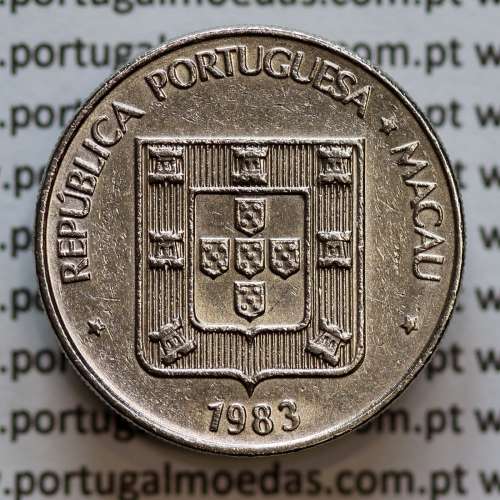 Macau 1 Pataca 1983 Cuproníquel, Variante Alto Relevo (Singapore Mint), (MBC+/Bela-), Ex-Colónia Macau, World Coins Macao KM23.1