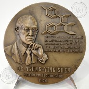 Dr. Tsung Ying Shen, Cientista que descobriu a estrutura Molecular do SOLINDAC, Lição de Anatomia, Escultor Cabral Antunes