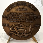 Ambroisse Parè 1517 - 1590, cirurgião francês, Introduziu várias inovações na prática médica, Medalha Escultor Armindo Ribeiro