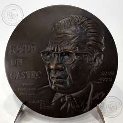 Josué de Castro 1908-1973, foi um médico, nutrólogo, professor, geógrafo, cientista e político, Medalha Escultor José de Moura