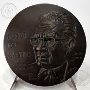 Josué de Castro 1908-1973, foi um médico, nutrólogo, professor, geógrafo, cientista e político, Medalha Escultor José de Moura