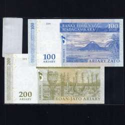 Madagascar - Lot of  2 Different Banknotes-Serie 2004 (Uncirculated)