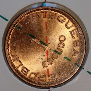 Angola, bronze coin of 1 Escudo 1974 with axis almost medal alignment, very Rare not classified in any catalogue, Angola KM76