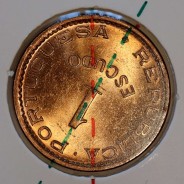 Eixo oblíquo, Angola 1 Escudo 1974 Bronze, variante eixo deslocado Ref. 17.07 catálogo  "Alberto Gomes", (Soberba), Angola KM76