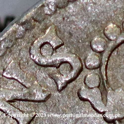 Cruzado Novo prata 1807 D. João P. Regente, coroa média, diadema losango 2 pontos, pétalas fechadas, letra "𝖘" ornamentada.