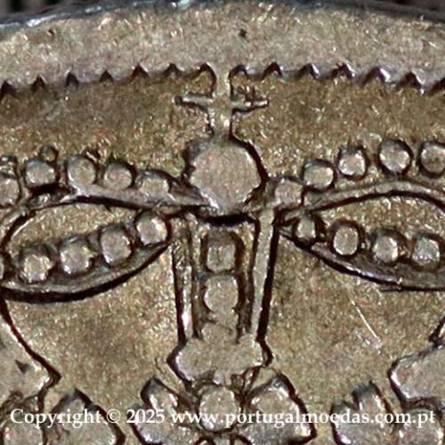 Cruzado Novo prata 1807 D. João P. Regente, coroa baixa, 2 pérolas, cruz triunfante, diadema losango 4 pontos, pétalas fechadas