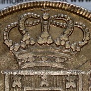 Cruzado Novo prata 1807 D. João P. Regente, coroa baixa, 3 pérolas, cruz triunfante, diadema losango 4 pontos, pétalas abertas