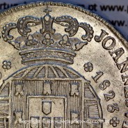 Cruzado Novo prata 1823 D. João VI — Detalhe data e coroa e data — Ref. MQ.4D.AG.J6.12.06.A2 — Estado: Soberba