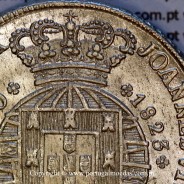 Cruzado Novo prata 1823 D. João VI — Detalhe data e coroa de Cristo — Ref. MQ.4D.AG.J6.12.06.A1 — Estado: Soberba